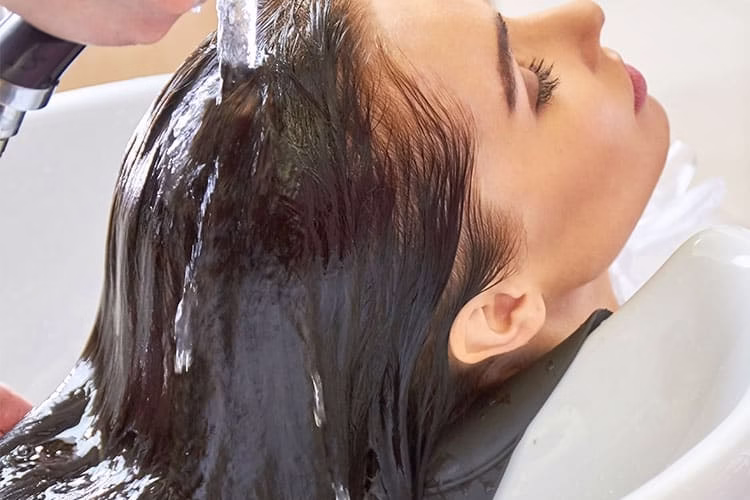 Los diferentes tipos de agua y su impacto en el pelo y la prótesis