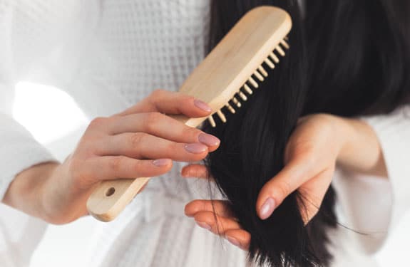 7 Beneficios de cepillar el cabello: El cepillo tu mejor amigo – Deya